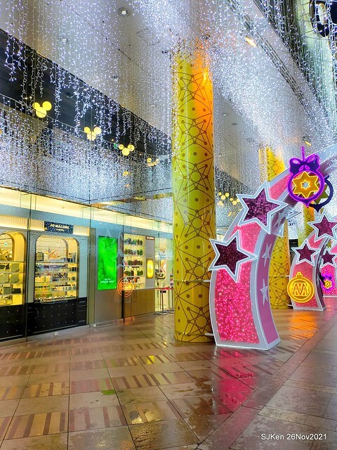 遠東Sogo百貨台北忠孝館聖誕燈飾,Christmas decoration of Far Eastern SOGO department store Chung-Hsiao branch , Taipei, Taiwan, SJKen, Nov 26, 2021.