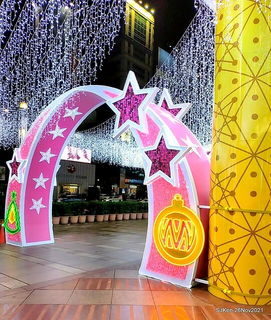 遠東Sogo百貨台北忠孝館聖誕燈飾,Christmas decoration of Far Eastern SOGO department store Chung-Hsiao branch , Taipei, Taiwan, SJKen, Nov 26, 2021.
