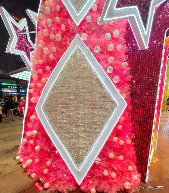 遠東Sogo百貨台北忠孝館聖誕燈飾,Christmas decoration of Far Eastern SOGO department store Chung-Hsiao branch , Taipei, Taiwan, SJKen, Nov 26, 2021.