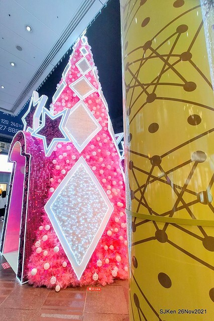 遠東Sogo百貨台北忠孝館聖誕燈飾,Christmas decoration of Far Eastern SOGO department store Chung-Hsiao branch , Taipei, Taiwan, SJKen, Nov 26, 2021.