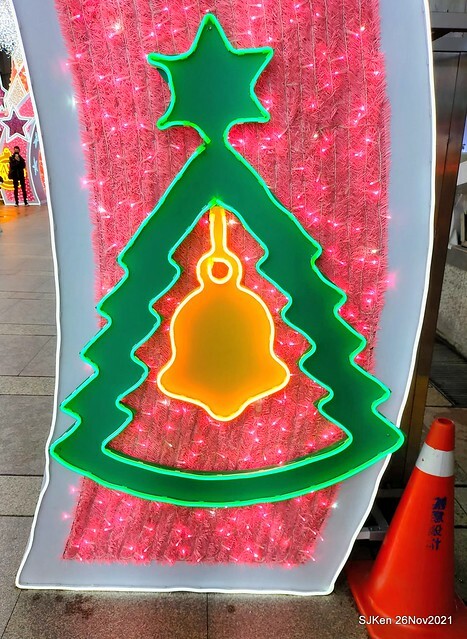遠東Sogo百貨台北忠孝館聖誕燈飾,Christmas decoration of Far Eastern SOGO department store Chung-Hsiao branch , Taipei, Taiwan, SJKen, Nov 26, 2021.