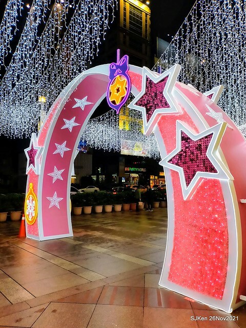 遠東Sogo百貨台北忠孝館聖誕燈飾,Christmas decoration of Far Eastern SOGO department store Chung-Hsiao branch , Taipei, Taiwan, SJKen, Nov 26, 2021.
