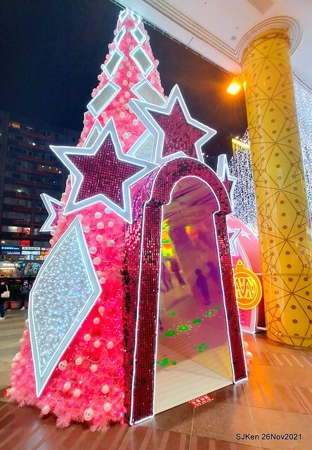 遠東Sogo百貨台北忠孝館聖誕燈飾,Christmas decoration of Far Eastern SOGO department store Chung-Hsiao branch , Taipei, Taiwan, SJKen, Nov 26, 2021.