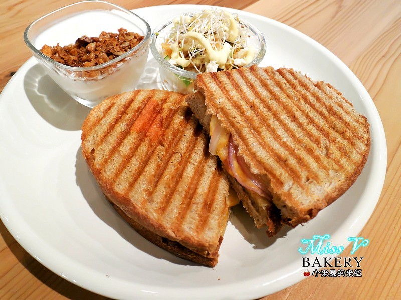 【捷運雙連站】Miss V Bakery~赤峰街裡的人氣甜點，美式肉桂捲迸出新滋味，忍不住一訪再訪~♥