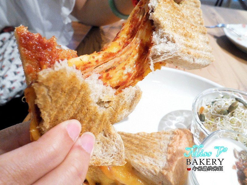 【捷運雙連站】Miss V Bakery~赤峰街裡的人氣甜點，美式肉桂捲迸出新滋味，忍不住一訪再訪~♥