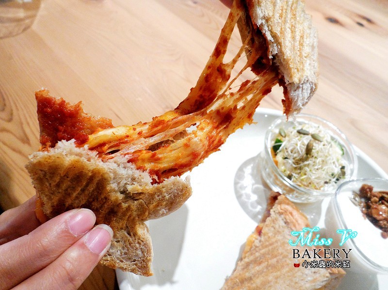 【捷運雙連站】Miss V Bakery~赤峰街裡的人氣甜點，美式肉桂捲迸出新滋味，忍不住一訪再訪~♥