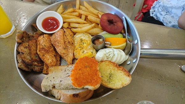 濰克早午餐 Wake Up Brunch：高雄~濰克早午餐(建國旗艦店)~大份量平底鍋直接端上桌~可愛貓咪盤兒童套餐~吃的好滿足~