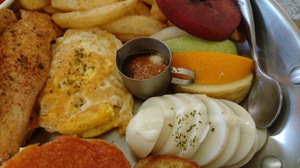 濰克早午餐 Wake Up Brunch：高雄~濰克早午餐(建國旗艦店)~大份量平底鍋直接端上桌~可愛貓咪盤兒童套餐~吃的好滿足~