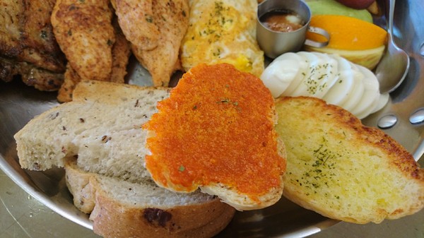 濰克早午餐 Wake Up Brunch：高雄~濰克早午餐(建國旗艦店)~大份量平底鍋直接端上桌~可愛貓咪盤兒童套餐~吃的好滿足~