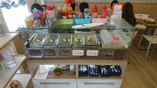 濰克早午餐 Wake Up Brunch：高雄~濰克早午餐(建國旗艦店)~大份量平底鍋直接端上桌~可愛貓咪盤兒童套餐~吃的好滿足~