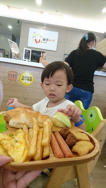 濰克早午餐 Wake Up Brunch：高雄~濰克早午餐(建國旗艦店)~大份量平底鍋直接端上桌~可愛貓咪盤兒童套餐~吃的好滿足~