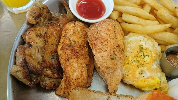 濰克早午餐 Wake Up Brunch：高雄~濰克早午餐(建國旗艦店)~大份量平底鍋直接端上桌~可愛貓咪盤兒童套餐~吃的好滿足~