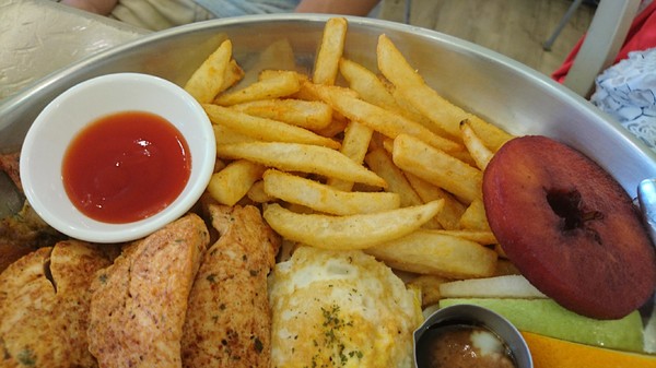 濰克早午餐 Wake Up Brunch：高雄~濰克早午餐(建國旗艦店)~大份量平底鍋直接端上桌~可愛貓咪盤兒童套餐~吃的好滿足~