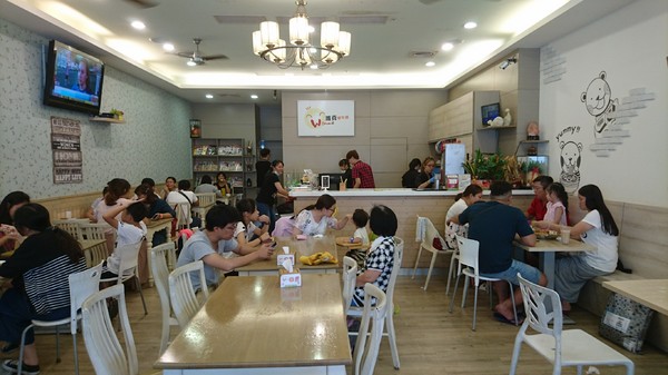 濰克早午餐 Wake Up Brunch：高雄~濰克早午餐(建國旗艦店)~大份量平底鍋直接端上桌~可愛貓咪盤兒童套餐~吃的好滿足~