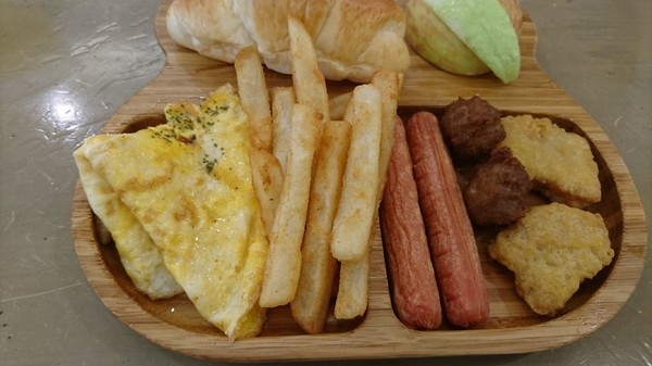 濰克早午餐 Wake Up Brunch：高雄~濰克早午餐(建國旗艦店)~大份量平底鍋直接端上桌~可愛貓咪盤兒童套餐~吃的好滿足~