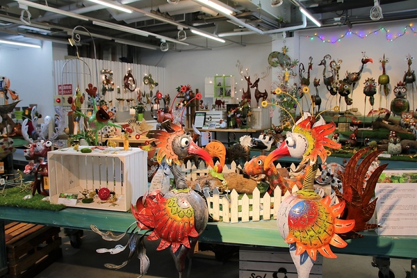 菁芳園休閒農場(Green Flavor Garden)：【彰化田尾景點】菁芳園~夢幻浪漫花房如婚紗棚內場景，池畔玻璃溫室餐廳，水漾落羽松季節限定，如置身異國歐洲般的美景