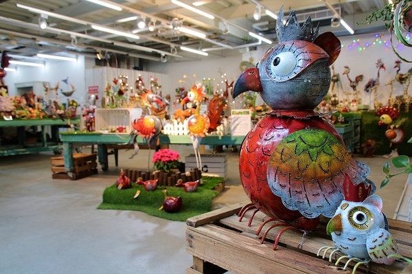 菁芳園休閒農場(Green Flavor Garden)：【彰化田尾景點】菁芳園~夢幻浪漫花房如婚紗棚內場景，池畔玻璃溫室餐廳，水漾落羽松季節限定，如置身異國歐洲般的美景