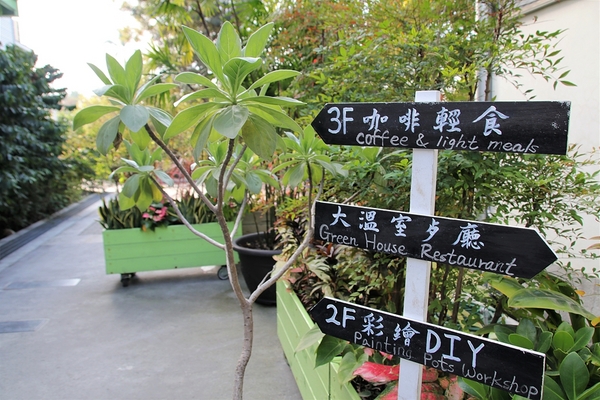 菁芳園休閒農場(Green Flavor Garden)：【彰化田尾景點】菁芳園~夢幻浪漫花房如婚紗棚內場景，池畔玻璃溫室餐廳，水漾落羽松季節限定，如置身異國歐洲般的美景