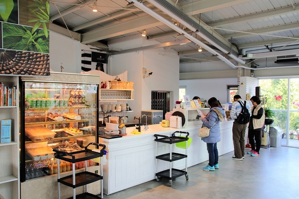 菁芳園休閒農場(Green Flavor Garden)：【彰化田尾景點】菁芳園~夢幻浪漫花房如婚紗棚內場景，池畔玻璃溫室餐廳，水漾落羽松季節限定，如置身異國歐洲般的美景