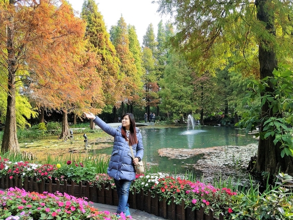 菁芳園休閒農場(Green Flavor Garden)：【彰化田尾景點】菁芳園~夢幻浪漫花房如婚紗棚內場景，池畔玻璃溫室餐廳，水漾落羽松季節限定，如置身異國歐洲般的美景