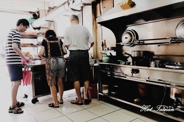 明卿蝦仁飯:【台南美食】在地飄香五十年!豪華版的蝦仁肉絲飯,家常炒大麵讓人回味無窮:明卿蝦仁飯