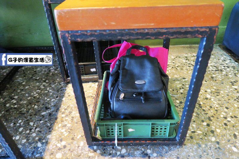 小廚房 kitchenette CAFE 椅子底下可放包包的置物籃