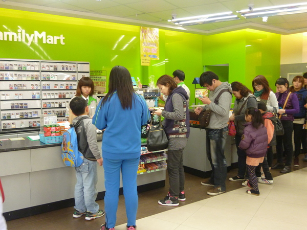 苗栗縣竹南鎮美食推薦全家便利商店familymart 竹南環營店 苗栗竹南 北醫 倒數第二天 全家草莓綜合霜淇淋 Walkerland Taipeiwalker Japanwalker Walkerland