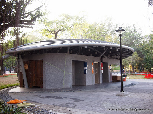 佳里中山公園(2013台南百花祭)：【景點】台南佳里中山公園@2014台南百花祭 : 花沒想像中的多,但還蠻適合散步的囉!