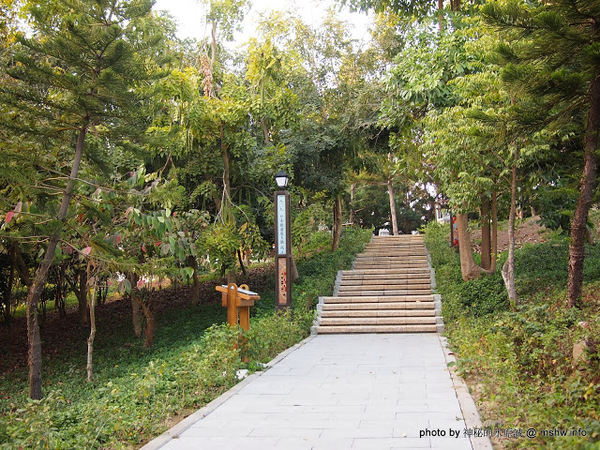 佳里中山公園(2013台南百花祭)：【景點】台南佳里中山公園@2014台南百花祭 : 花沒想像中的多,但還蠻適合散步的囉!