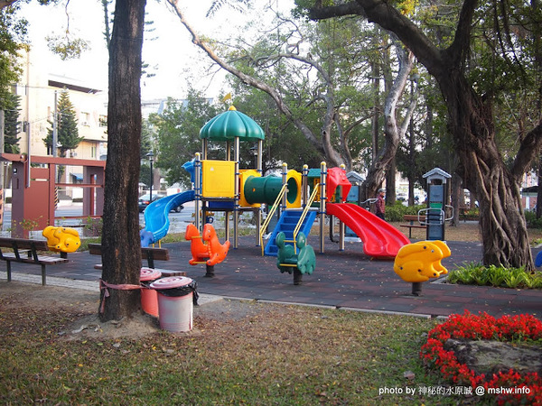 佳里中山公園(2013台南百花祭)：【景點】台南佳里中山公園@2014台南百花祭 : 花沒想像中的多,但還蠻適合散步的囉!