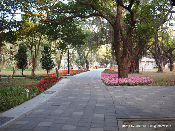 佳里中山公園(2013台南百花祭)：【景點】台南佳里中山公園@2014台南百花祭 : 花沒想像中的多,但還蠻適合散步的囉!