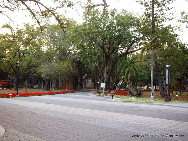 佳里中山公園(2013台南百花祭)：【景點】台南佳里中山公園@2014台南百花祭 : 花沒想像中的多,但還蠻適合散步的囉!