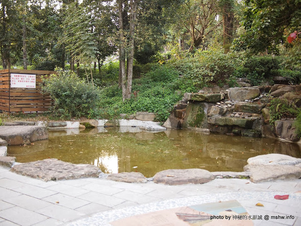 佳里中山公園(2013台南百花祭)：【景點】台南佳里中山公園@2014台南百花祭 : 花沒想像中的多,但還蠻適合散步的囉!