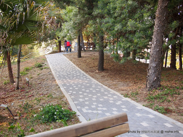 佳里中山公園(2013台南百花祭)：【景點】台南佳里中山公園@2014台南百花祭 : 花沒想像中的多,但還蠻適合散步的囉!