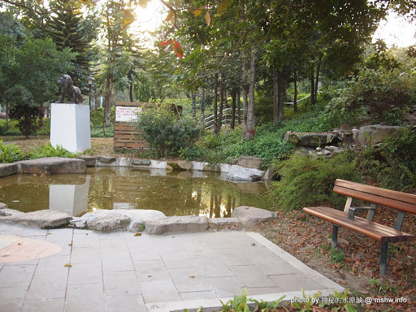 佳里中山公園(2013台南百花祭)：【景點】台南佳里中山公園@2014台南百花祭 : 花沒想像中的多,但還蠻適合散步的囉!