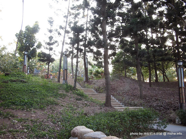 佳里中山公園(2013台南百花祭)：【景點】台南佳里中山公園@2014台南百花祭 : 花沒想像中的多,但還蠻適合散步的囉!