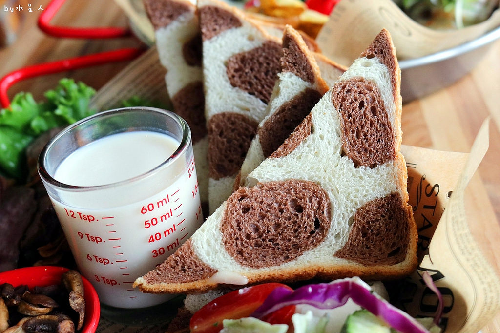 披薩工廠公益店｜價格親民份量多，超狂臭豆腐披薩登場，創意口味無極限