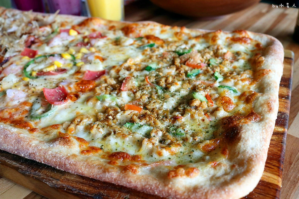 披薩工廠公益店｜價格親民份量多，超狂臭豆腐披薩登場，創意口味無極限