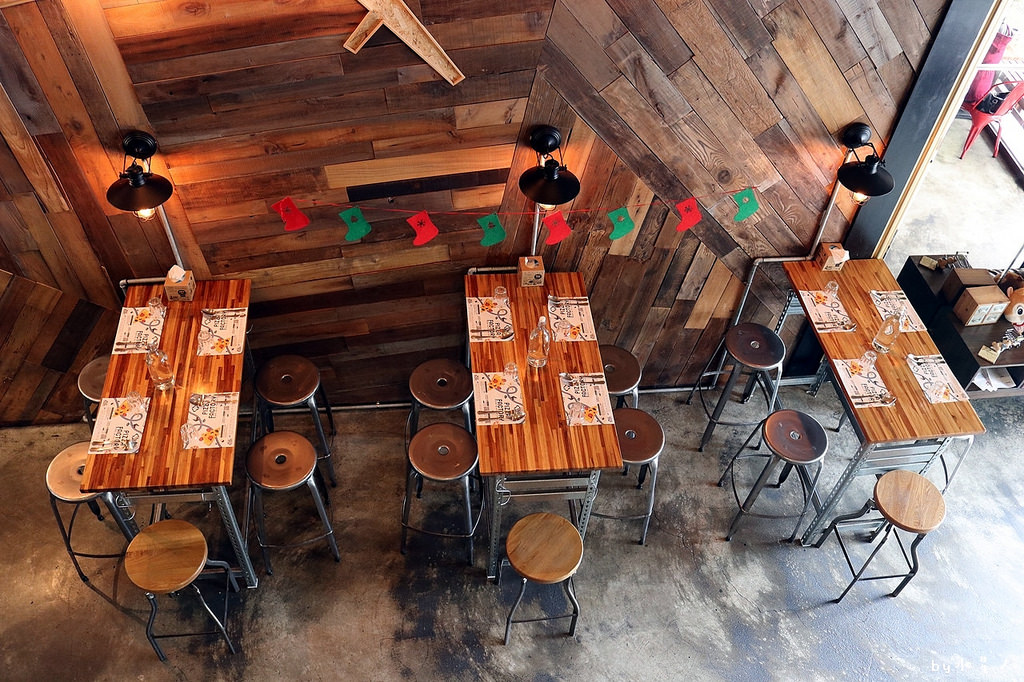 披薩工廠公益店｜價格親民份量多，超狂臭豆腐披薩登場，創意口味無極限