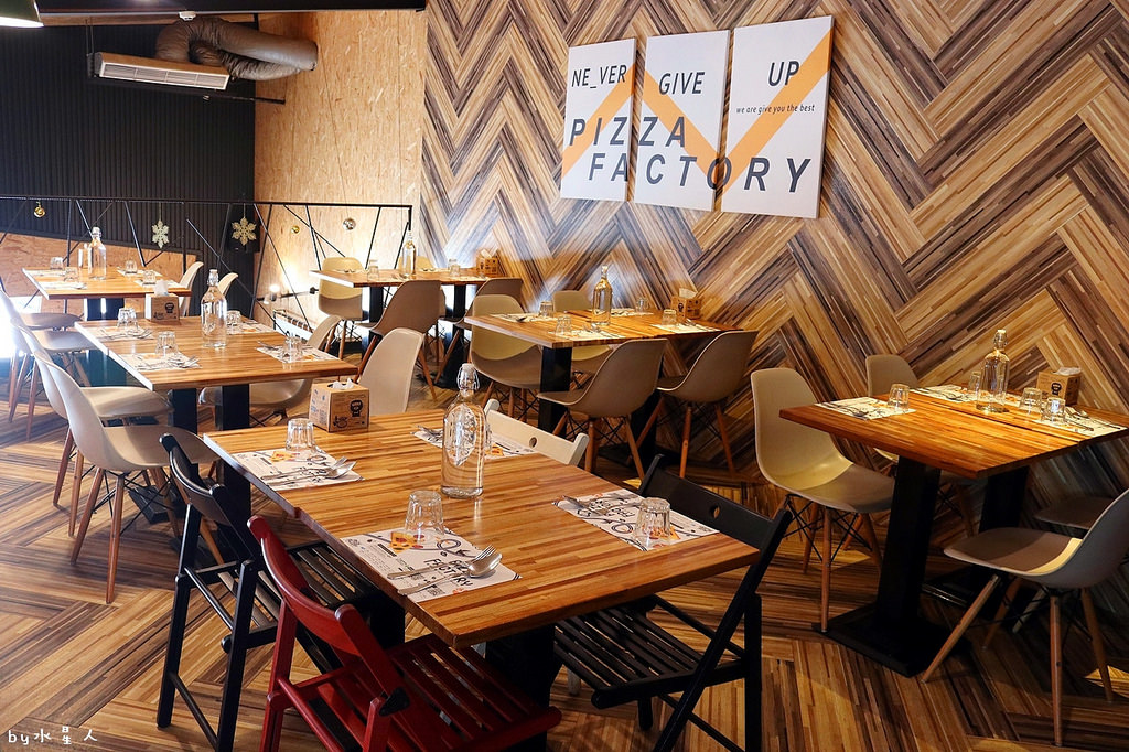 披薩工廠公益店｜價格親民份量多，超狂臭豆腐披薩登場，創意口味無極限