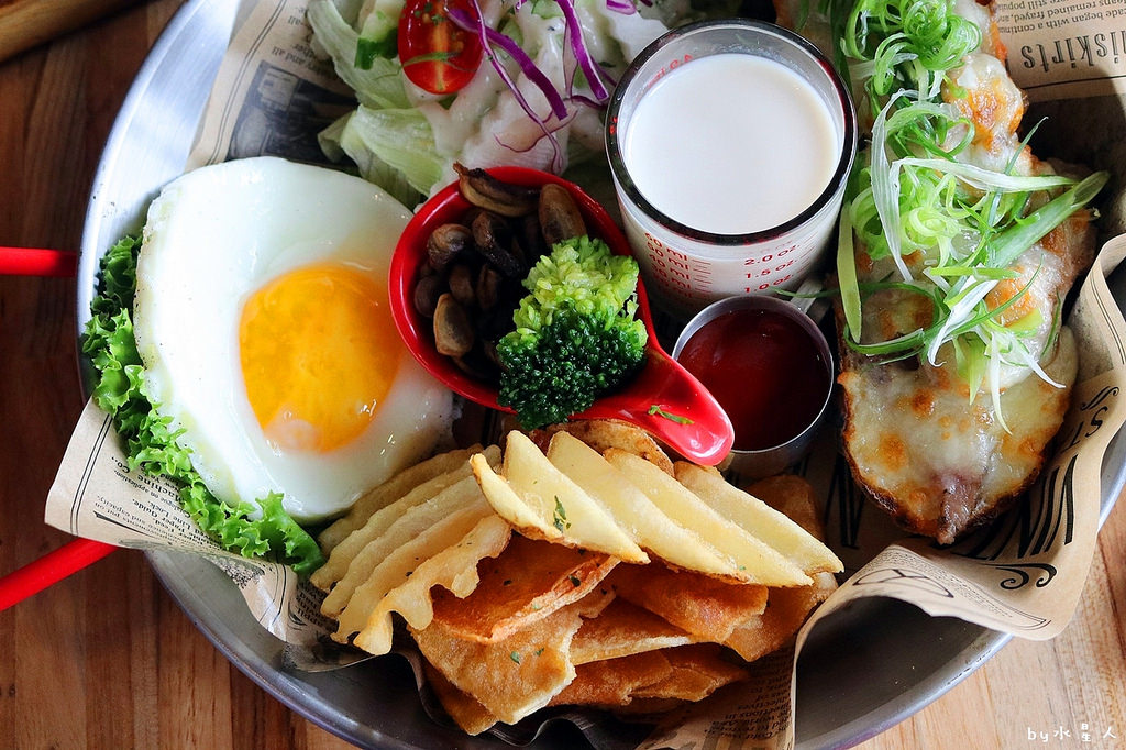 披薩工廠公益店｜價格親民份量多，超狂臭豆腐披薩登場，創意口味無極限