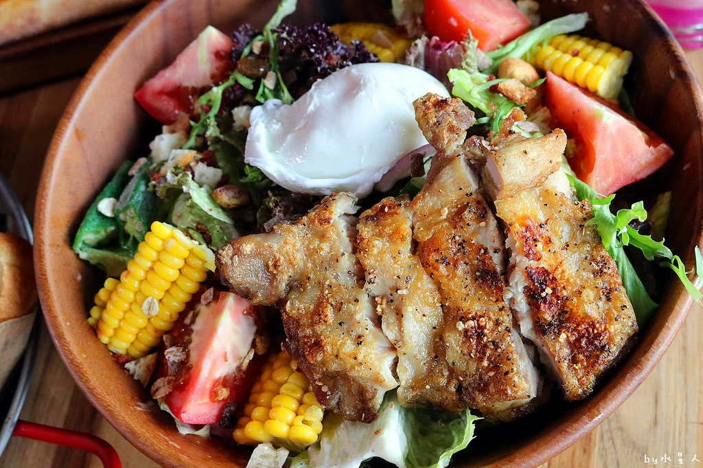 披薩工廠公益店｜價格親民份量多，超狂臭豆腐披薩登場，創意口味無極限