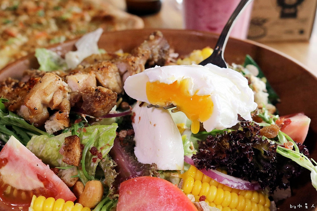 披薩工廠公益店｜價格親民份量多，超狂臭豆腐披薩登場，創意口味無極限