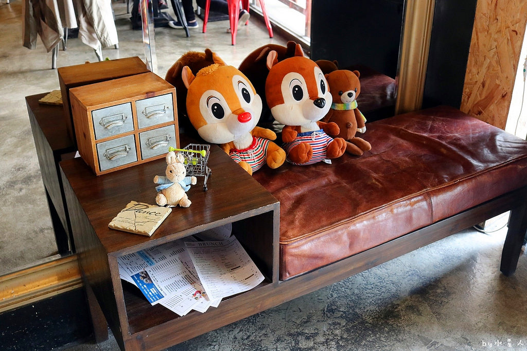 披薩工廠公益店｜價格親民份量多，超狂臭豆腐披薩登場，創意口味無極限