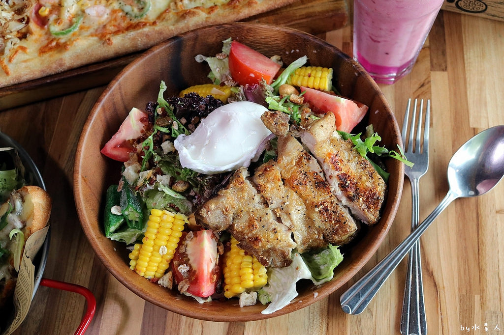 披薩工廠公益店｜價格親民份量多，超狂臭豆腐披薩登場，創意口味無極限