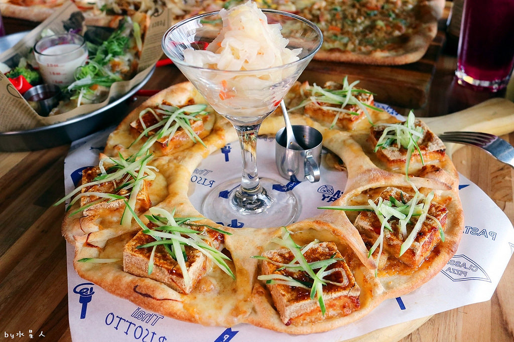 披薩工廠公益店｜價格親民份量多，超狂臭豆腐披薩登場，創意口味無極限