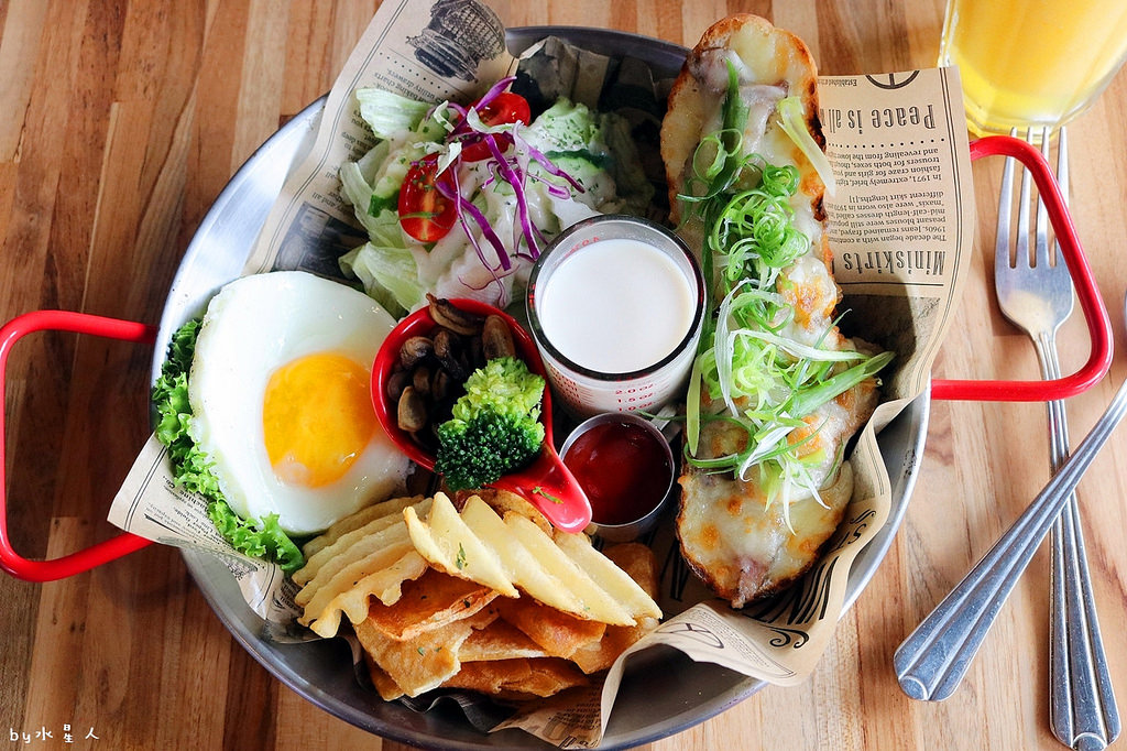 披薩工廠公益店｜價格親民份量多，超狂臭豆腐披薩登場，創意口味無極限