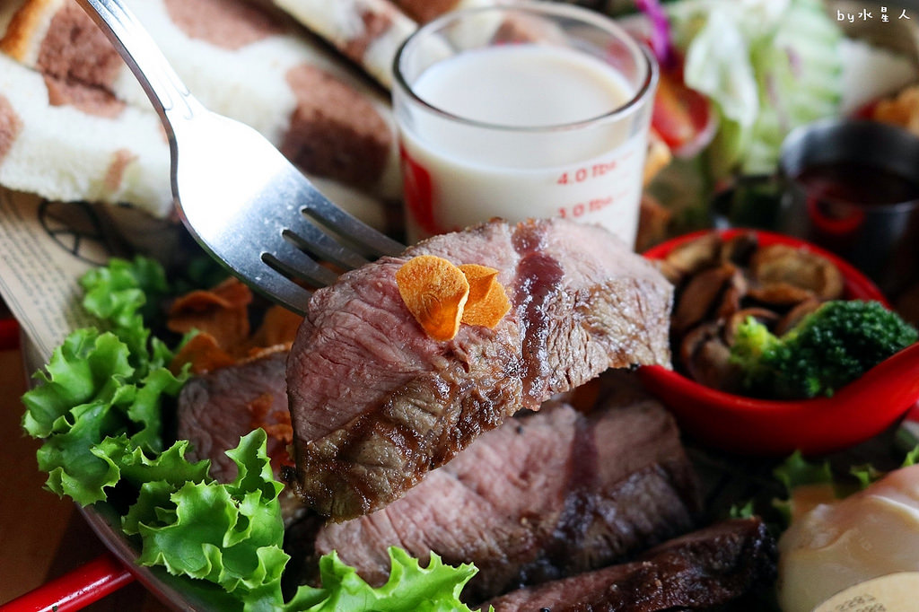 披薩工廠公益店｜價格親民份量多，超狂臭豆腐披薩登場，創意口味無極限