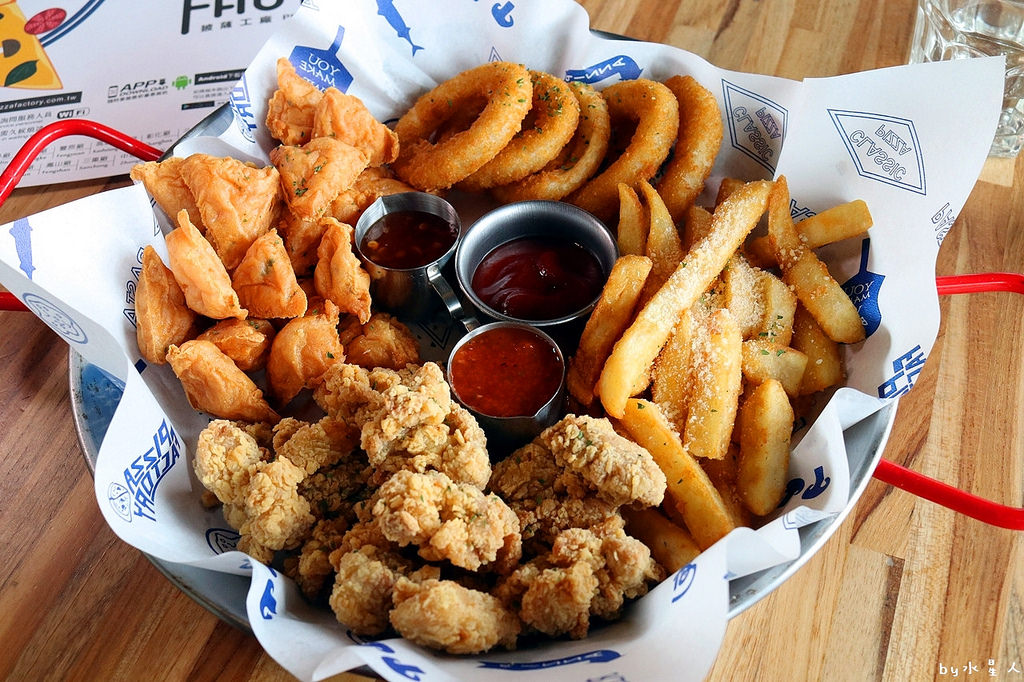 披薩工廠公益店｜價格親民份量多，超狂臭豆腐披薩登場，創意口味無極限