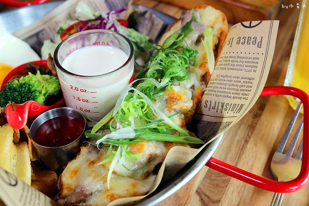 披薩工廠公益店｜價格親民份量多，超狂臭豆腐披薩登場，創意口味無極限